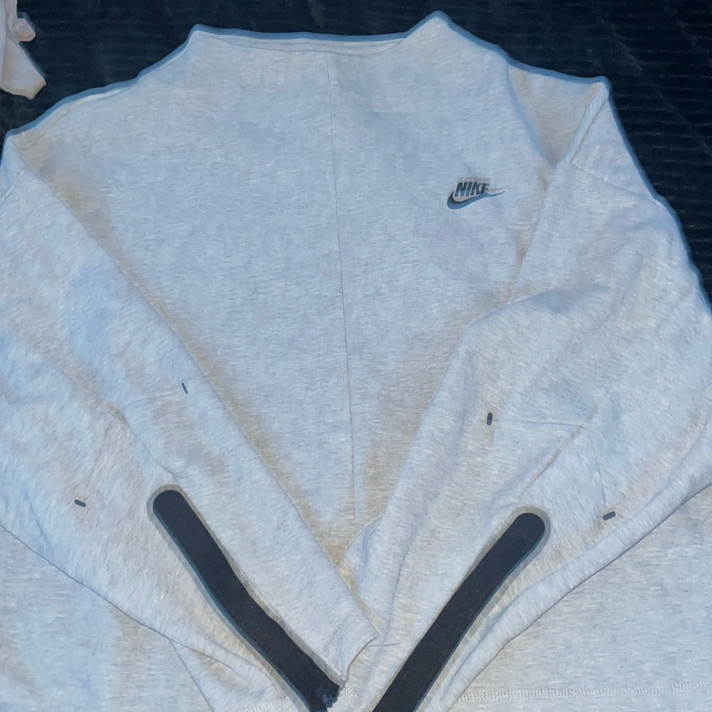2x Nike workout sweatshirt worn once
